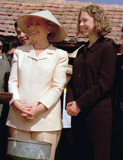 Trong khi Tổng thống Bill bàn chuyện quốc gia đại sự, hai mẹ con bà Hillary và Chelsea thăm quan nhiều nơi. Nhiều năm sau chuyến đi này, bà luôn nhắc tới tình cảm, sự đón tiếp nồng hậu mà người dân Việt Nam dành tặng cho gia đình mình.
